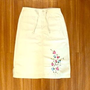 🎀 2/$12 Old Navy beige skirt with floral design